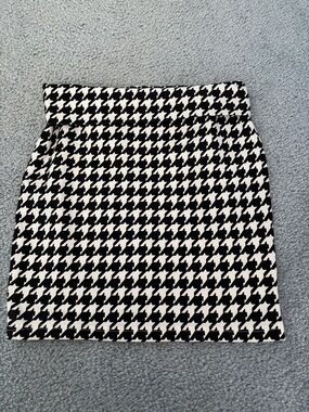 Classic Houndstooth Pencil Skirt - Black & White size small
